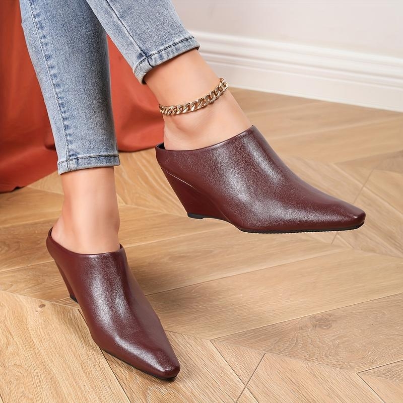 Lygios pado klumpės su kvadratine nosimi, veliūrinis viršus ir kanapių pynutos pado; pado storis 0–3 cm; visoms sezonoms.