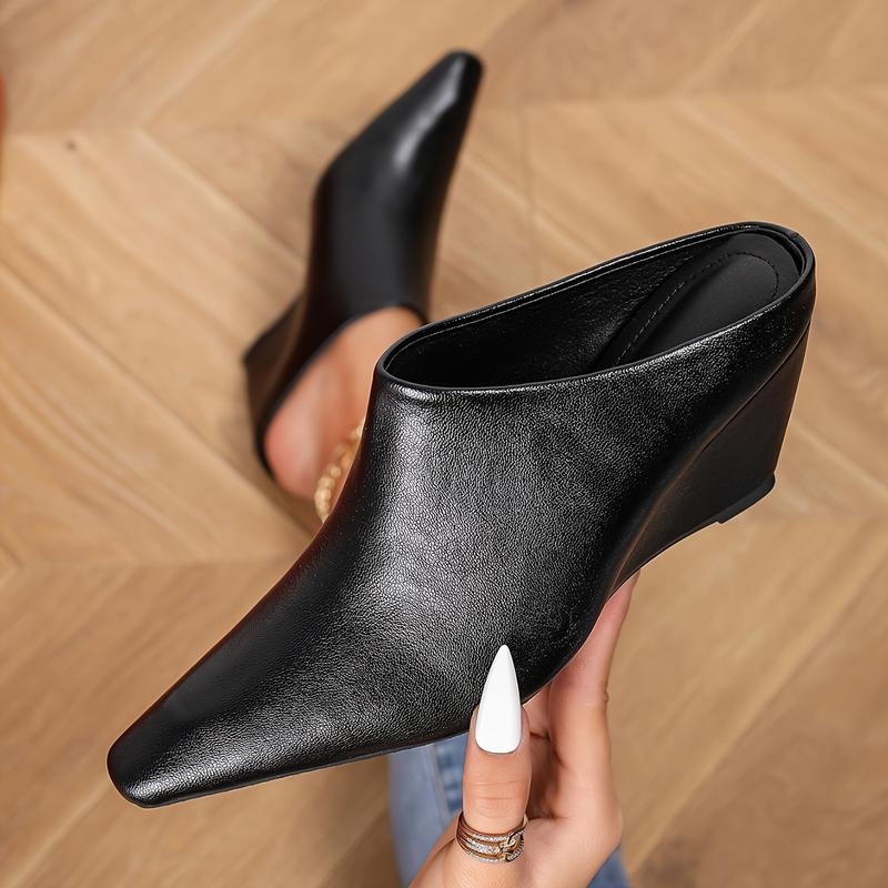 Lygios pado klumpės su kvadratine nosimi, veliūrinis viršus ir kanapių pynutos pado; pado storis 0–3 cm; visoms sezonoms.