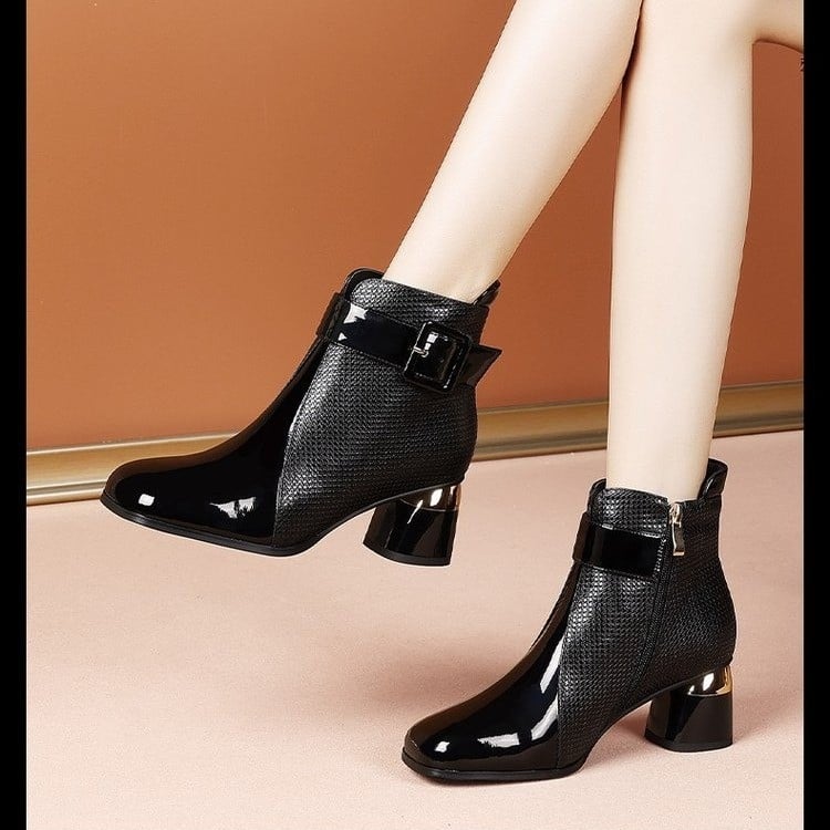 Női divatcsizmák PU felsőrésszel, gumi talp, négyszögletes orr, masszív középtok 3-5 cm, oldalsó cipzár