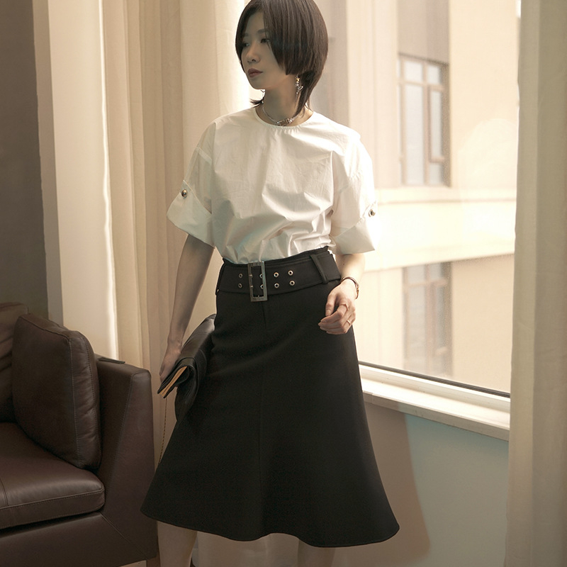 Sijonas su žuvies uodegos formos siluetu, aukštas juosmens diržas, dvipusis rankų darbas, vidutinio ilgio, poliesterio 95%+