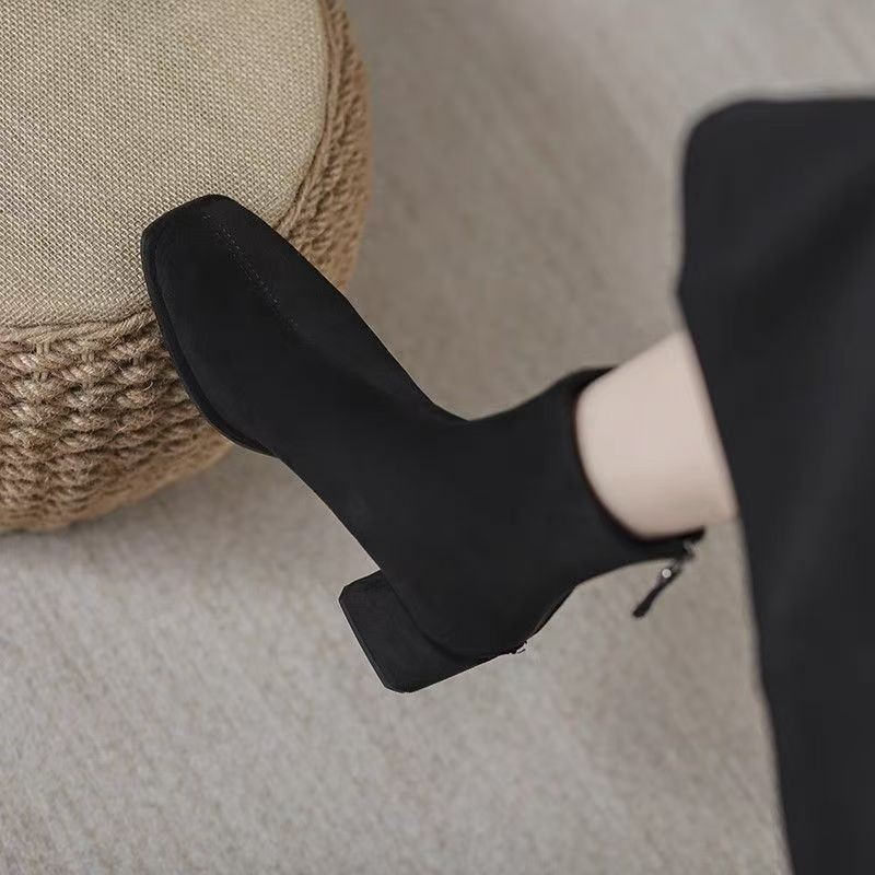 Női kötött bokacsizma négyszögletes orral, kötött felsőrész, középtok 3–6 cm, hátsó cipzár