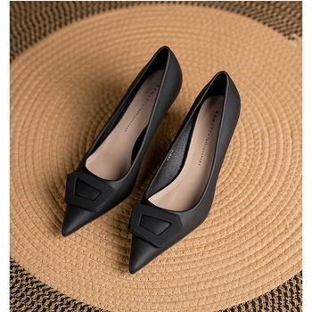 Női magas sarkú cipő, hegyes orrú, bőr felsőrész, közepes sarok 3–6 cm, finom sarok, gumírozott talp