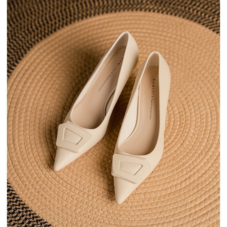 Női magas sarkú cipő, hegyes orrú, bőr felsőrész, közepes sarok 3–6 cm, finom sarok, gumírozott talp