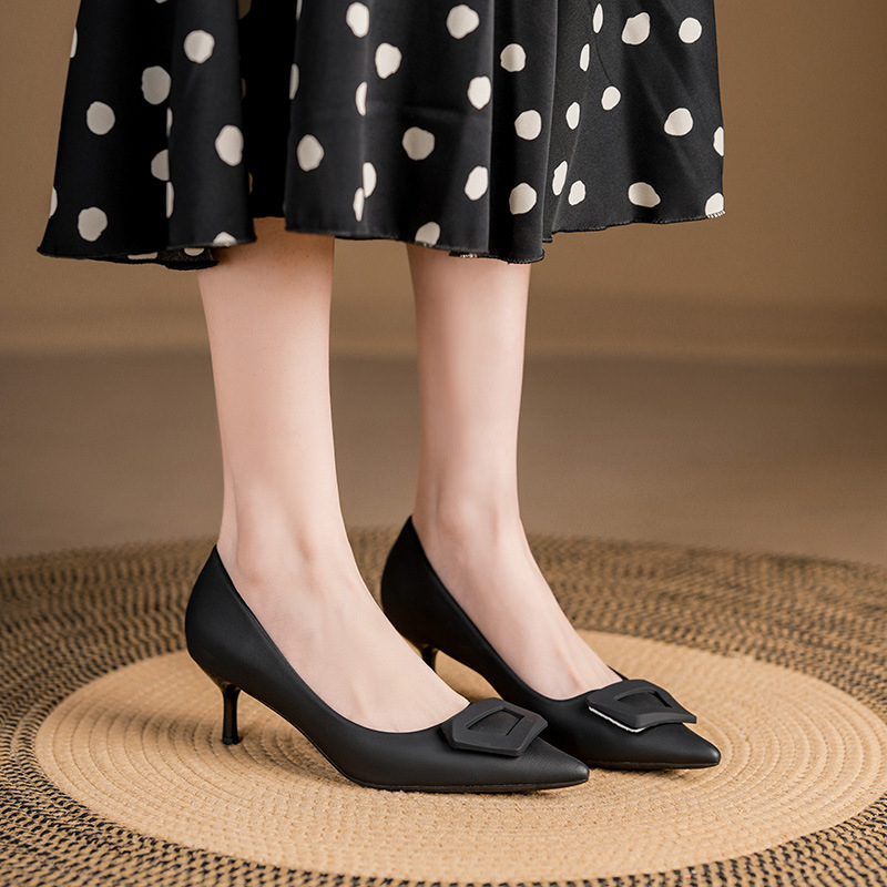 Női magas sarkú cipő, hegyes orrú, bőr felsőrész, közepes sarok 3–6 cm, finom sarok, gumírozott talp