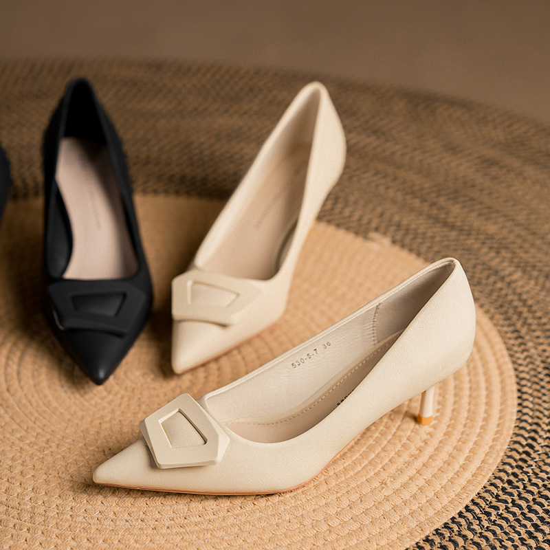 Női magas sarkú cipő, hegyes orrú, bőr felsőrész, közepes sarok 3–6 cm, finom sarok, gumírozott talp