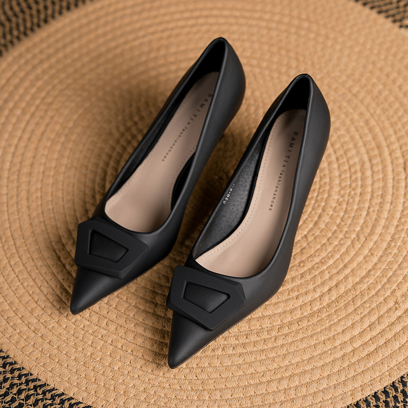 Női magas sarkú cipő, hegyes orrú, bőr felsőrész, közepes sarok 3–6 cm, finom sarok, gumírozott talp