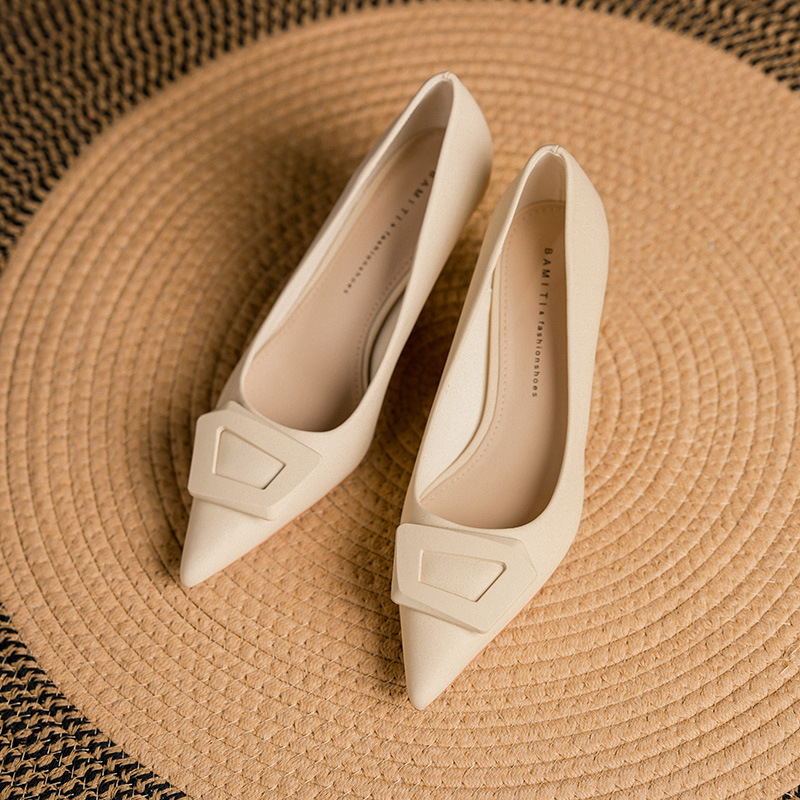 Női magas sarkú cipő, hegyes orrú, bőr felsőrész, közepes sarok 3–6 cm, finom sarok, gumírozott talp