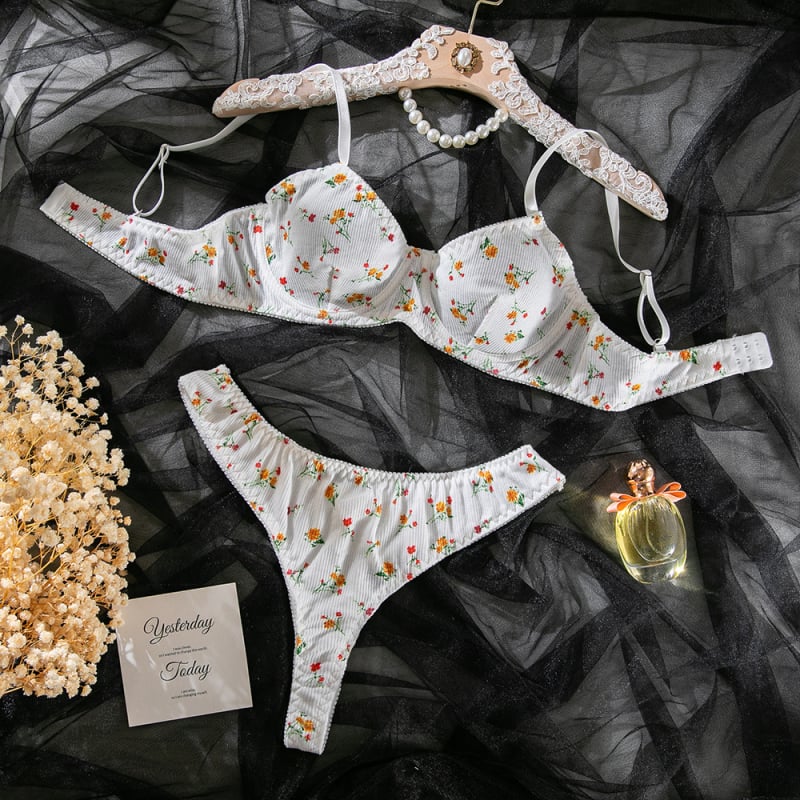 Két darabos melltartó készlet virágos kötött anyagból, poliészter, push-up, lélegző, formázatlan kosár, rögzített dupla vállpántok, hátul három sor csat, vidéki stílus