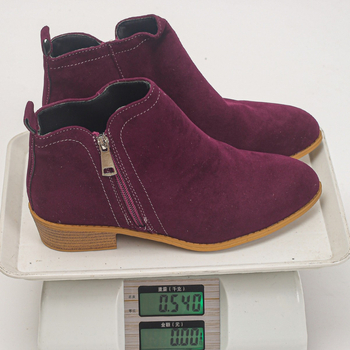 Női Martin csizmák kerek orrú, oldalsó cipzáras, alacsony szárú, középmagas sarok 3–5 cm, felső része borjúvelúr