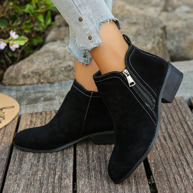 Női Martin csizmák kerek orrú, oldalsó cipzáras, alacsony szárú, középmagas sarok 3–5 cm, felső része borjúvelúr