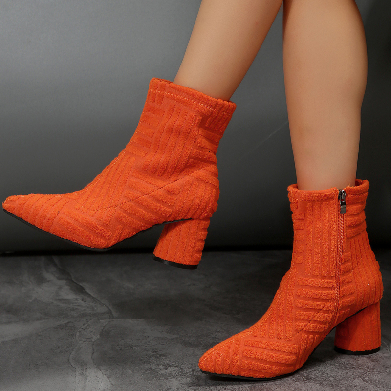 Női divatcsizmák: nubuk felsőrész, hegyes orr, vastag sarok, oldalsó cipzár