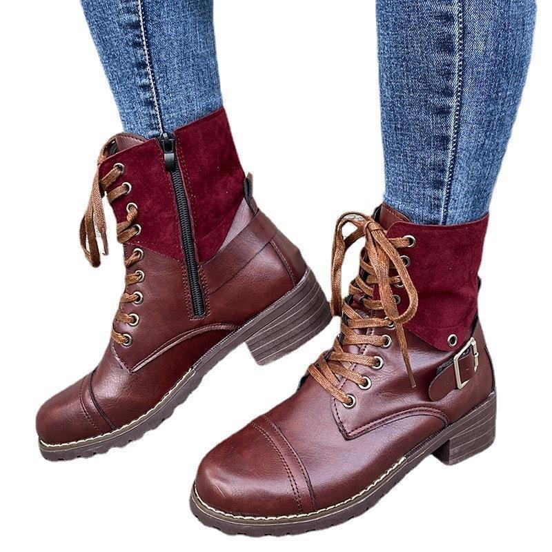 Női Martin csizma – rövid boka, körkörös orr, közepes 3–5 cm magas sarkú, PU felső, összetett talp, oldalsó cipzár, fűző és övcsat, retro stílus