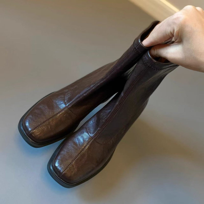 Ženske čizme srednje visine, koreanskog stila, s kvadratnim vrhom, debelim petom 6–8 cm, gornji dio od superfiber, gumeni potplat