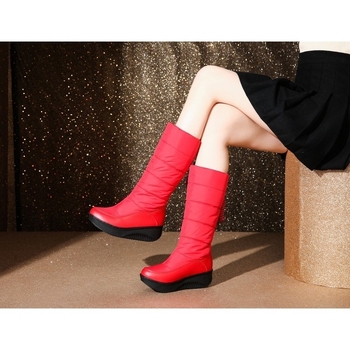 Női divatcsizma magas szárú, PU felsőrész, suede test, pamut bélés, gumírozott talp, középmagas sarok 3–5 cm