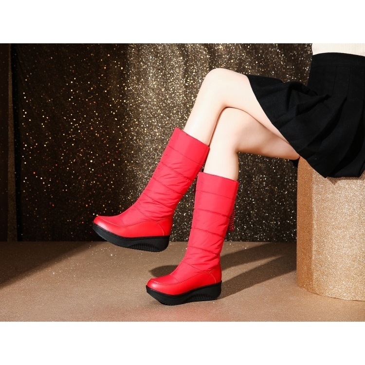 Női divatcsizma magas szárú, PU felsőrész, suede test, pamut bélés, gumírozott talp, középmagas sarok 3–5 cm