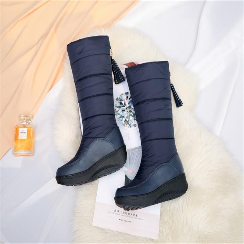 Női divatcsizma magas szárú, PU felsőrész, suede test, pamut bélés, gumírozott talp, középmagas sarok 3–5 cm