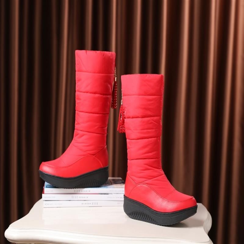 Női divatcsizma magas szárú, PU felsőrész, suede test, pamut bélés, gumírozott talp, középmagas sarok 3–5 cm