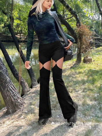 Női harangvonalú nadrág lyukasztott részletekkel, poliészter-elasztán keverék, középmagas derék, hosszú fazon