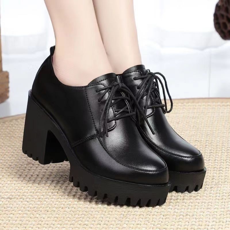 Női bokacsizmák 6-8 cm-es vastag sarkú, fűző, PU felső, hegyes orr, műszőrme belsővel