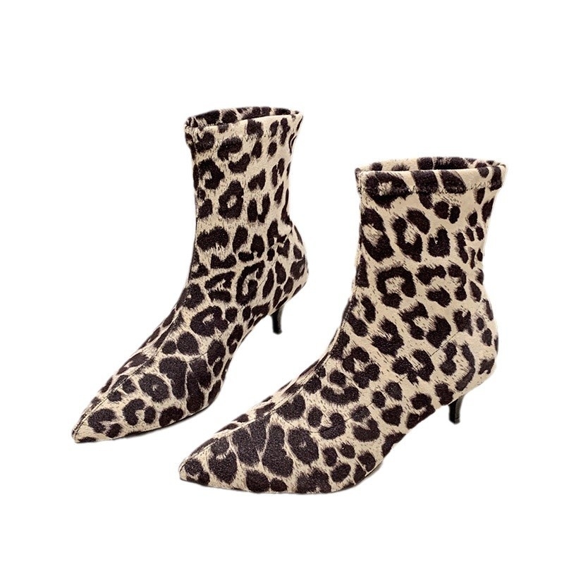 Női divatcsizma hegyes orrú, leopárd mintázat, velúr felső rész, gumírozott talp, 6–8 cm magas sarkú