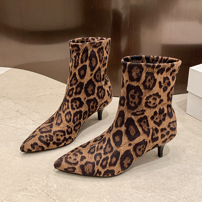 Női divatcsizma hegyes orrú, leopárd mintázat, velúr felső rész, gumírozott talp, 6–8 cm magas sarkú