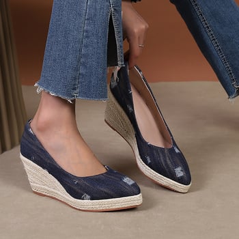 Női platformos cipő, hegyes orrú, denim felsőrész, 6–8 cm-es sarok, talp marháinak inakból készül