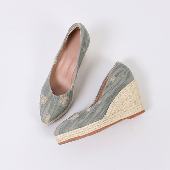 Női platformos cipő, hegyes orrú, denim felsőrész, 6–8 cm-es sarok, talp marháinak inakból készül