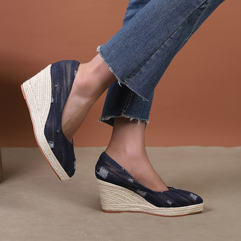 Női platformos cipő, hegyes orrú, denim felsőrész, 6–8 cm-es sarok, talp marháinak inakból készül