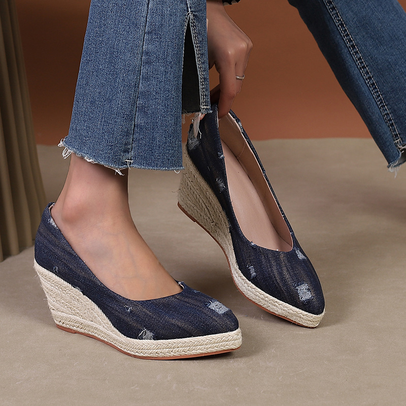 Női platformos cipő, hegyes orrú, denim felsőrész, 6–8 cm-es sarok, talp marháinak inakból készül