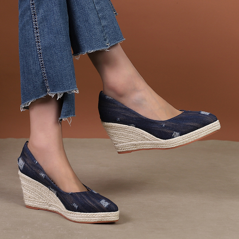 Női platformos cipő, hegyes orrú, denim felsőrész, 6–8 cm-es sarok, talp marháinak inakból készül