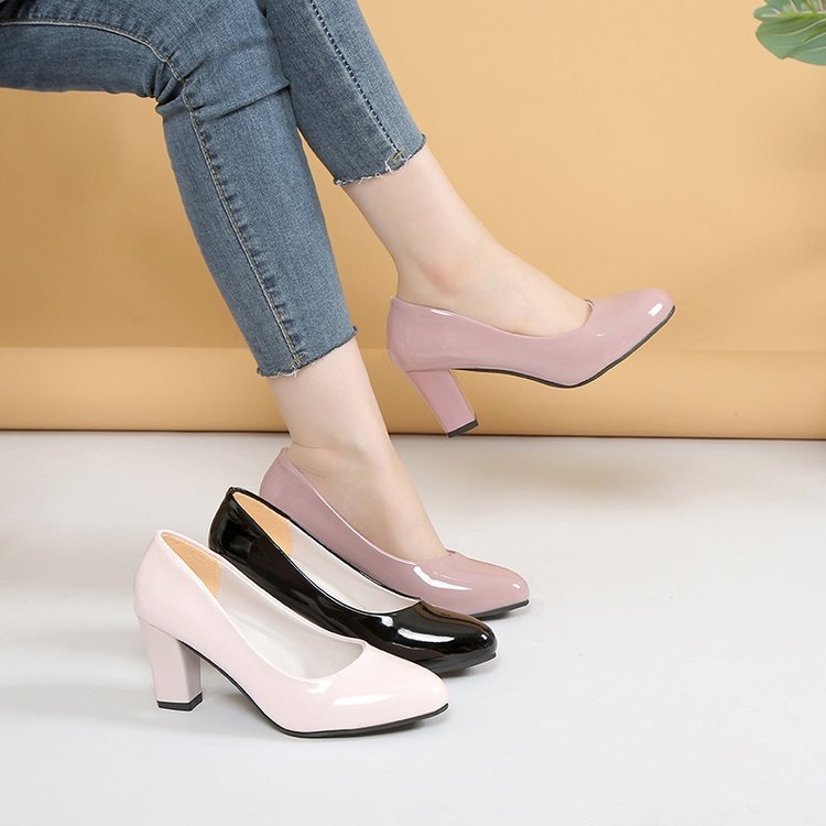 Női patentbőr cipő, kerek orrú, vastag középmagas sarok 3–6 cm, PU felsőrész, gumi talp, egyszínű