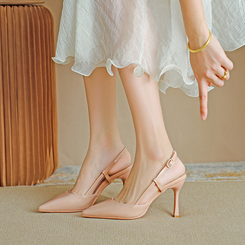 Sandale dama din piele lacuită, fără spate, cu toc stiletto, vârf ascuțit și curea simplă, înălțime toc 6–8 cm