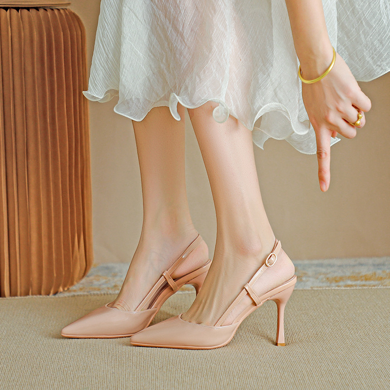 Sandale dama din piele lacuită, fără spate, cu toc stiletto, vârf ascuțit și curea simplă, înălțime toc 6–8 cm