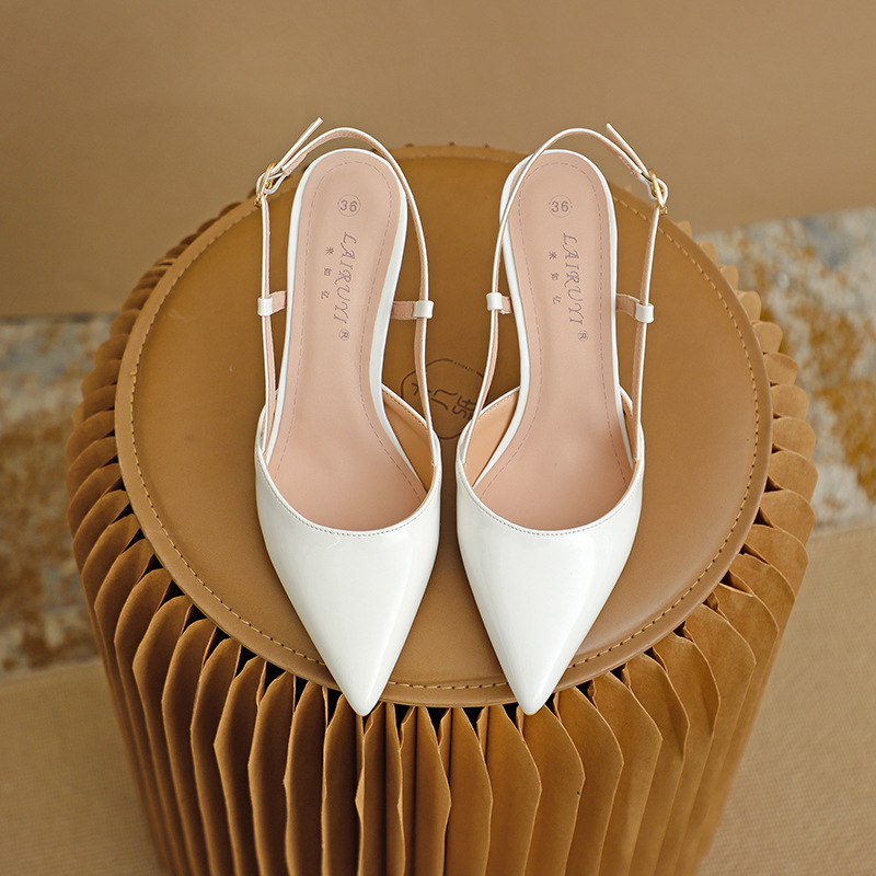 Sandale dama din piele lacuită, fără spate, cu toc stiletto, vârf ascuțit și curea simplă, înălțime toc 6–8 cm