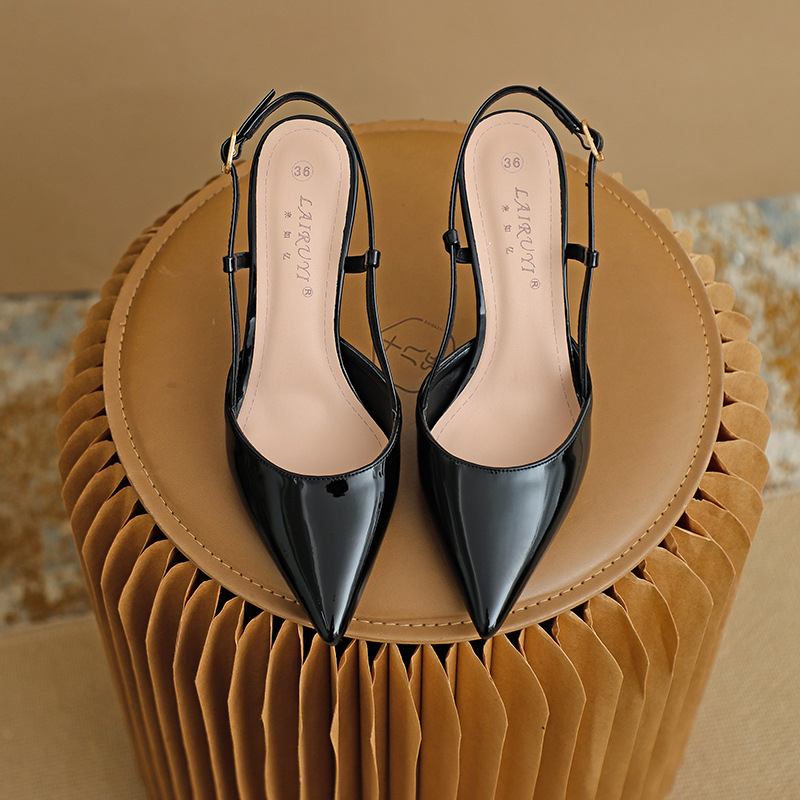 Sandale dama din piele lacuită, fără spate, cu toc stiletto, vârf ascuțit și curea simplă, înălțime toc 6–8 cm