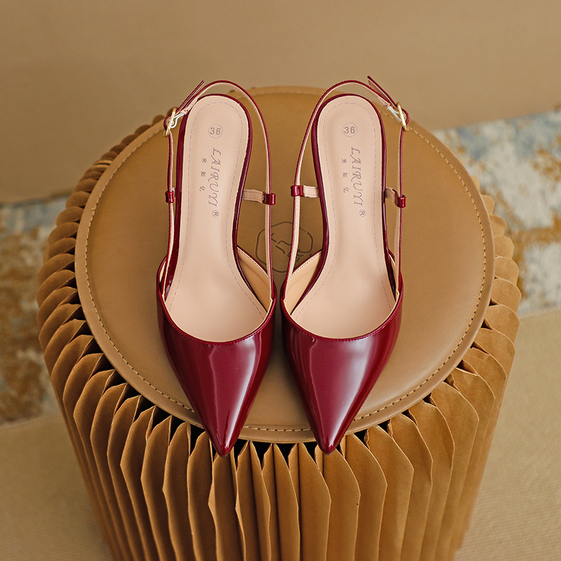 Sandale dama din piele lacuită, fără spate, cu toc stiletto, vârf ascuțit și curea simplă, înălțime toc 6–8 cm