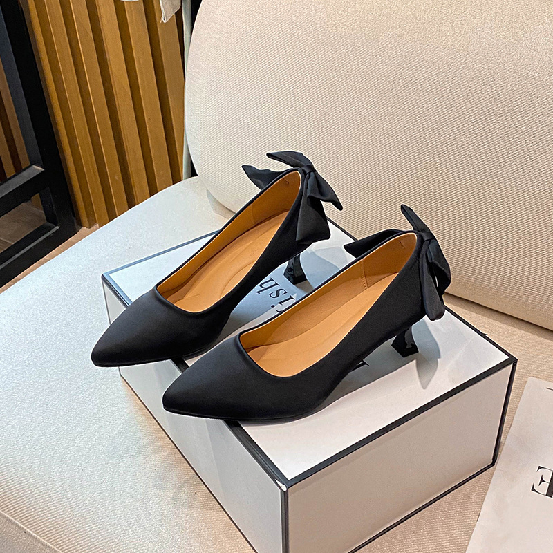 Pantofi cu toc înalt, vârf ascuțit, velur pe partea superioară, toc mediu 3–6 cm, închidere slip-on