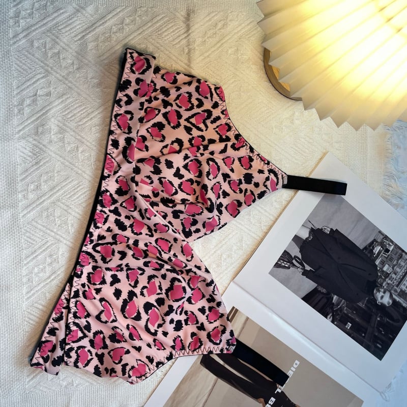 Podprsenka s 3/4 košíčkom, vytvarovaný košíček s tenkým horným okrajom a hrubším spodným okrajom, bezdrôtový, pevné dvojité ramienka, chrbát s dvodrôdovým háčikom