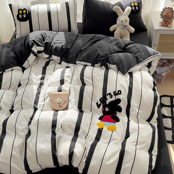 Set de lenjerie de pat din patru piese, țesătură periată, imprimare reactive, model desen animat, greutate 3000–3500 g