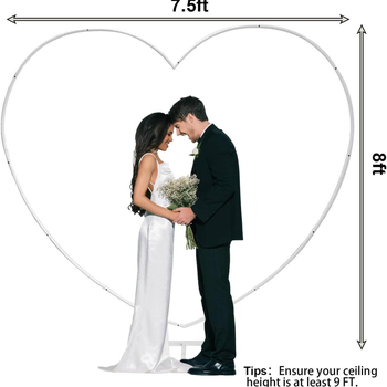 Arc pentru baloane în formă de inimă din artă metalică — prop pentru nuntă, decor festiv, fundal de eveniment