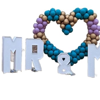 Arc pentru baloane în formă de inimă din artă metalică — prop pentru nuntă, decor festiv, fundal de eveniment