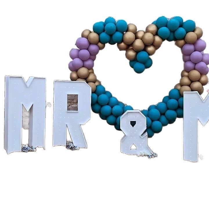 Arc pentru baloane în formă de inimă din artă metalică — prop pentru nuntă, decor festiv, fundal de eveniment