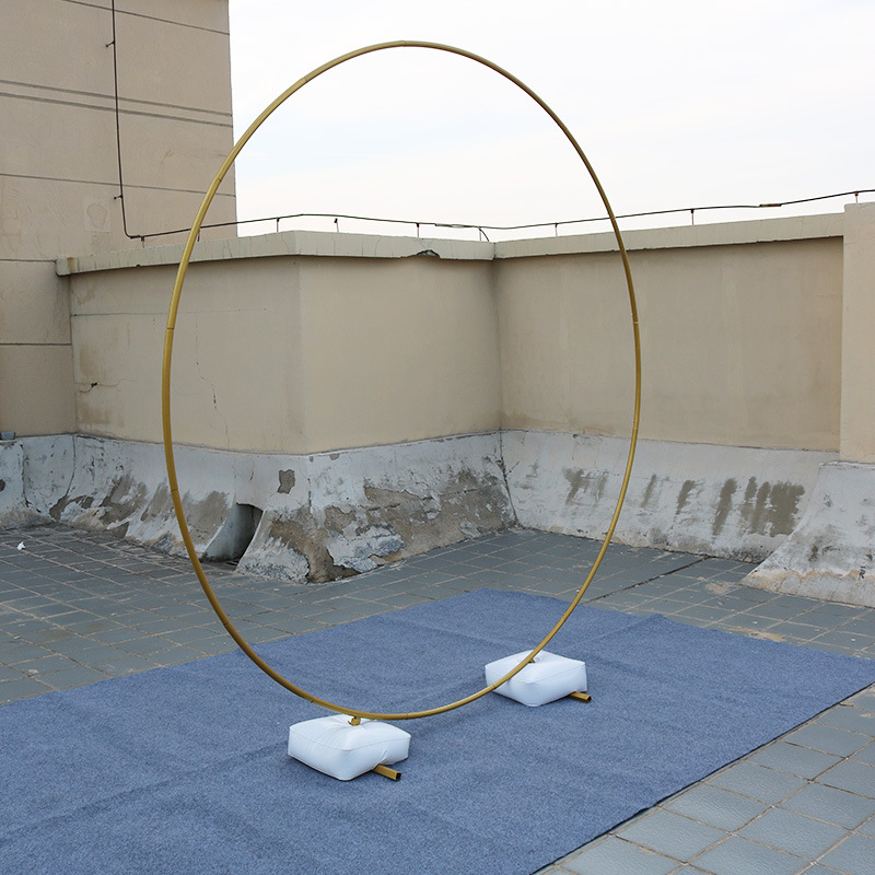 Svadobná oblúka — jednotrubový rám dverí, železná konštrukcia; balenie: kartón; dovoz: Nie; použitie: Svadba