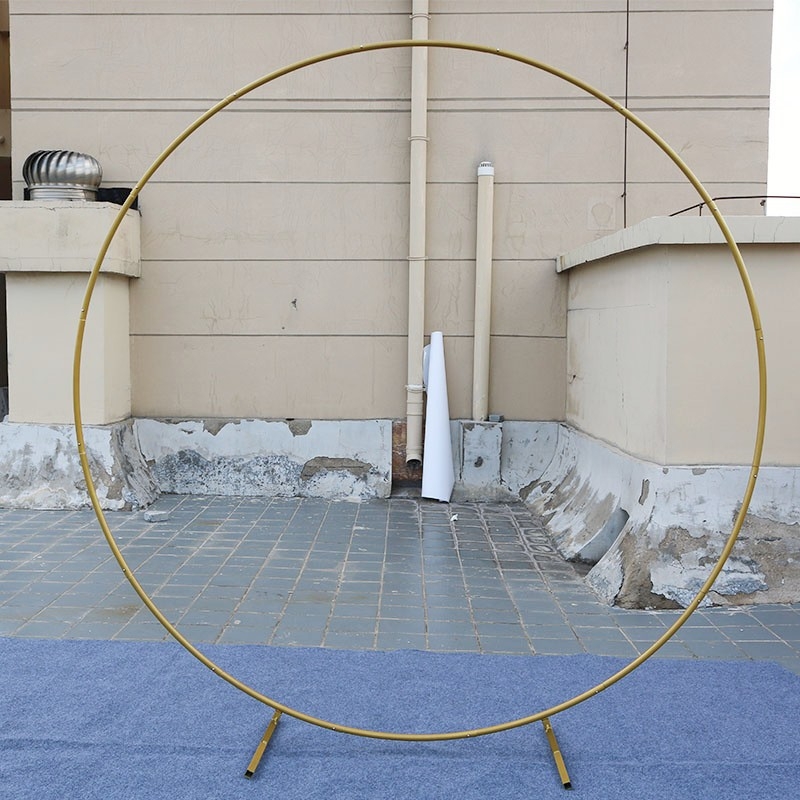 Svadobná oblúka — jednotrubový rám dverí, železná konštrukcia; balenie: kartón; dovoz: Nie; použitie: Svadba