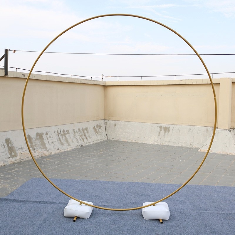 Svadobná oblúka — jednotrubový rám dverí, železná konštrukcia; balenie: kartón; dovoz: Nie; použitie: Svadba