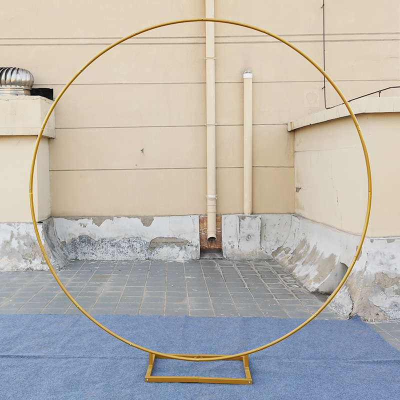 Svadobná oblúka — jednotrubový rám dverí, železná konštrukcia; balenie: kartón; dovoz: Nie; použitie: Svadba