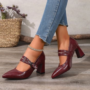 Női magas sarkú cipő, hegyes orral, PU felsőrész, 6–8 cm-es vastag sarok, csatos zárás, gumi talp