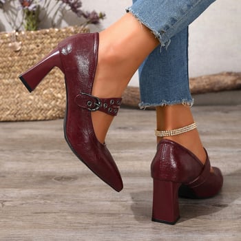 Női magas sarkú cipő, hegyes orral, PU felsőrész, 6–8 cm-es vastag sarok, csatos zárás, gumi talp