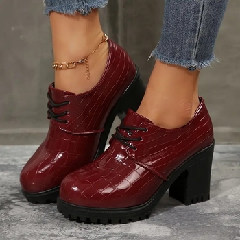 Női loafer felső szemcsés marhabőrből velúrral, csíkos mintázat, 6–8 cm sarok