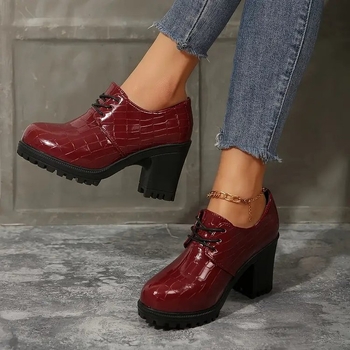 Női loafer felső szemcsés marhabőrből velúrral, csíkos mintázat, 6–8 cm sarok